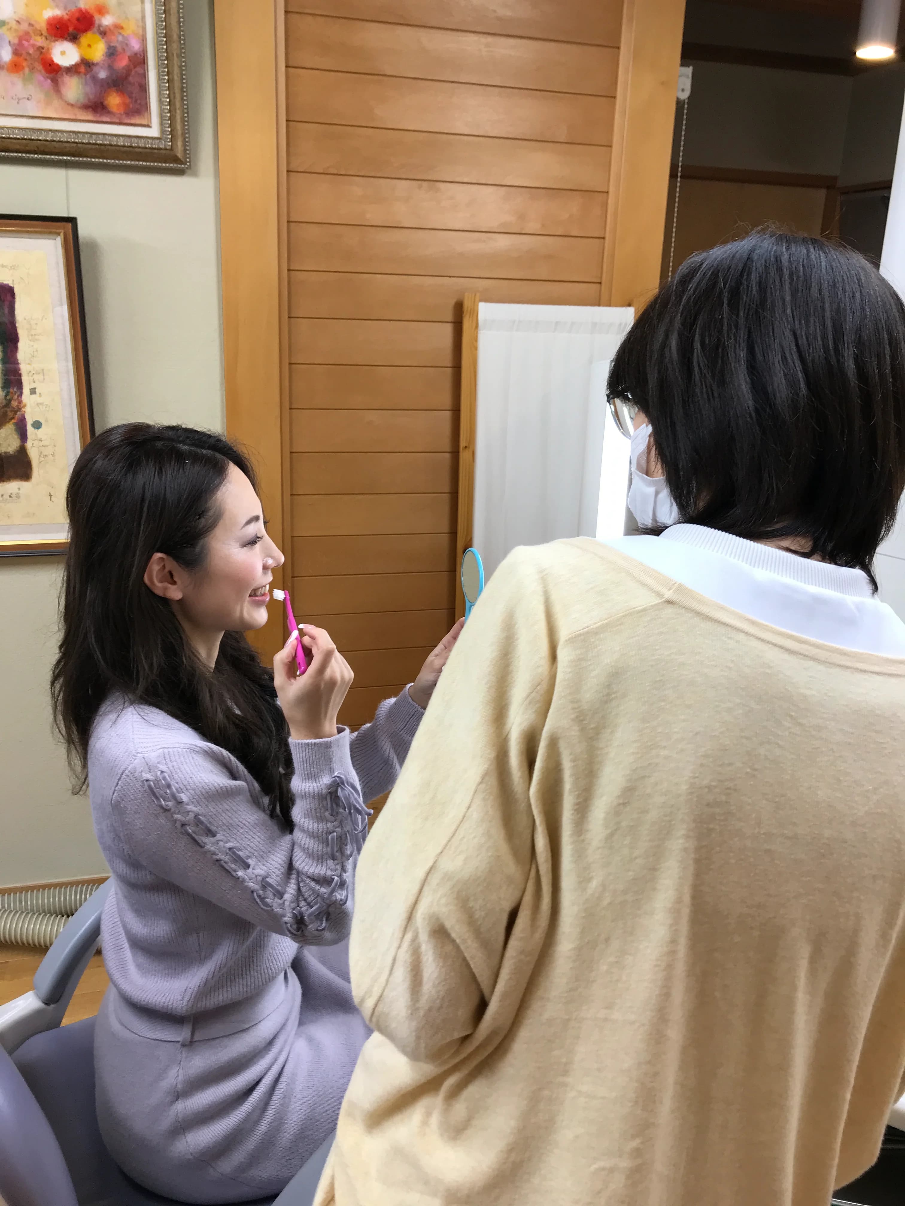 歯みがき指導を行う診療風景